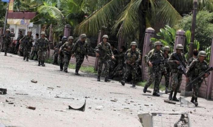 Lực lượng an ninh Philippines đi qua địa điểm xung đột (ảnh minh họa)